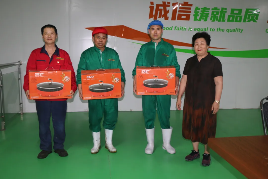 青岛问鼎娱乐下载食品有限公司八一建军节慰问活动